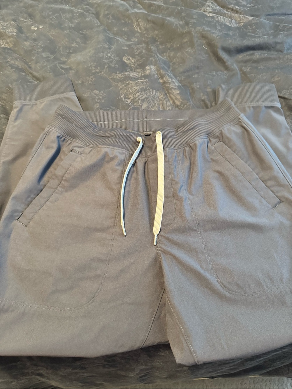 Vuori Men's Slate Gray Drawstring Joggers